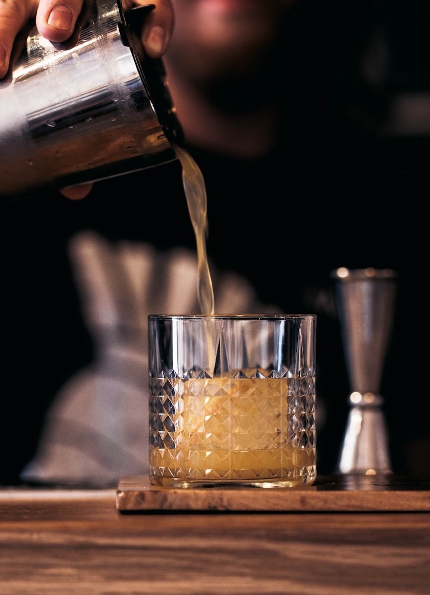 După mai bine de nouă ani, cafeneaua NOD din Piața Mică se închide. „Nu vă spunem adio pentru că am muncit prea mult la NOD, așa că rămânem alături de voi în Piața Aurarilor. Ne va fi dor de fiecare dintre voi”