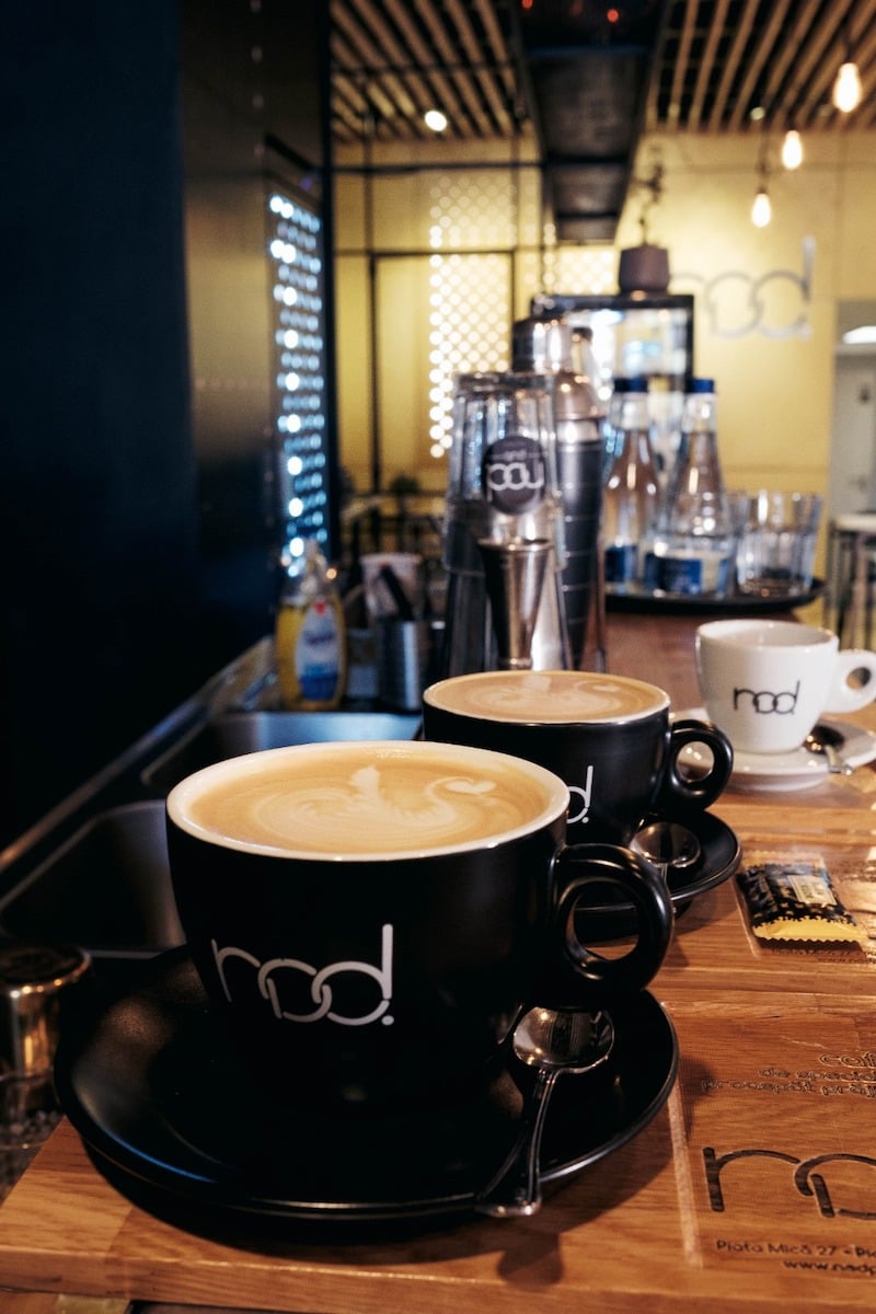 După mai bine de nouă ani, cafeneaua NOD din Piața Mică se închide. „Nu vă spunem adio pentru că am muncit prea mult la NOD, așa că rămânem alături de voi în Piața Aurarilor. Ne va fi dor de fiecare dintre voi”