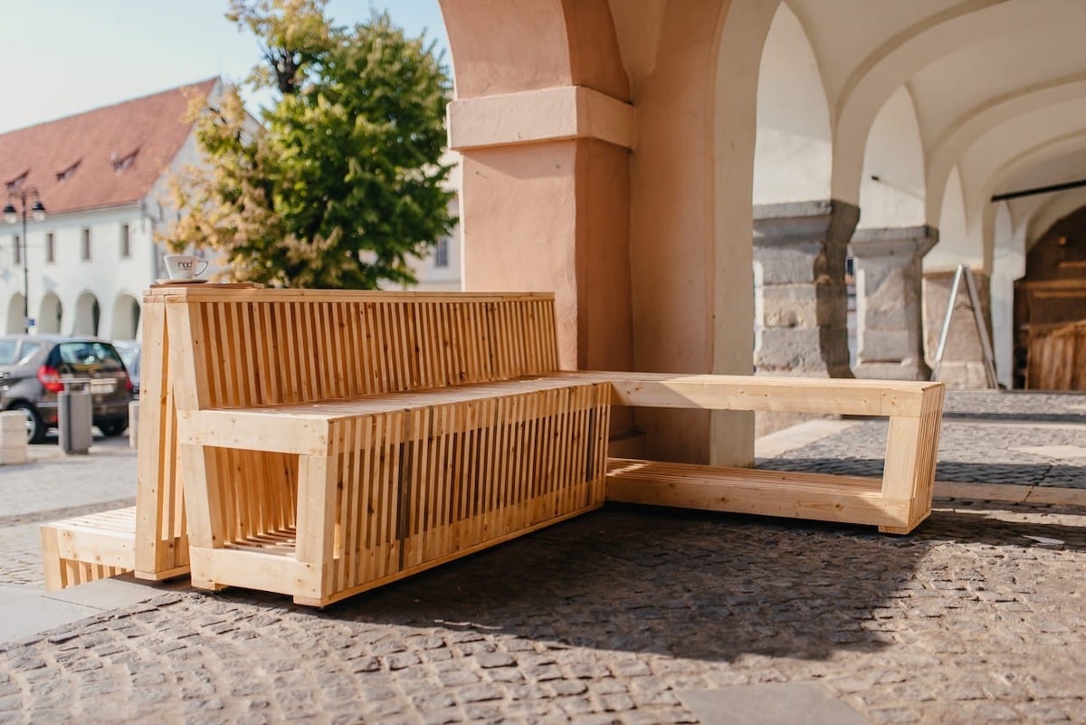 După mai bine de nouă ani, cafeneaua NOD din Piața Mică se închide. „Nu vă spunem adio pentru că am muncit prea mult la NOD, așa că rămânem alături de voi în Piața Aurarilor. Ne va fi dor de fiecare dintre voi”