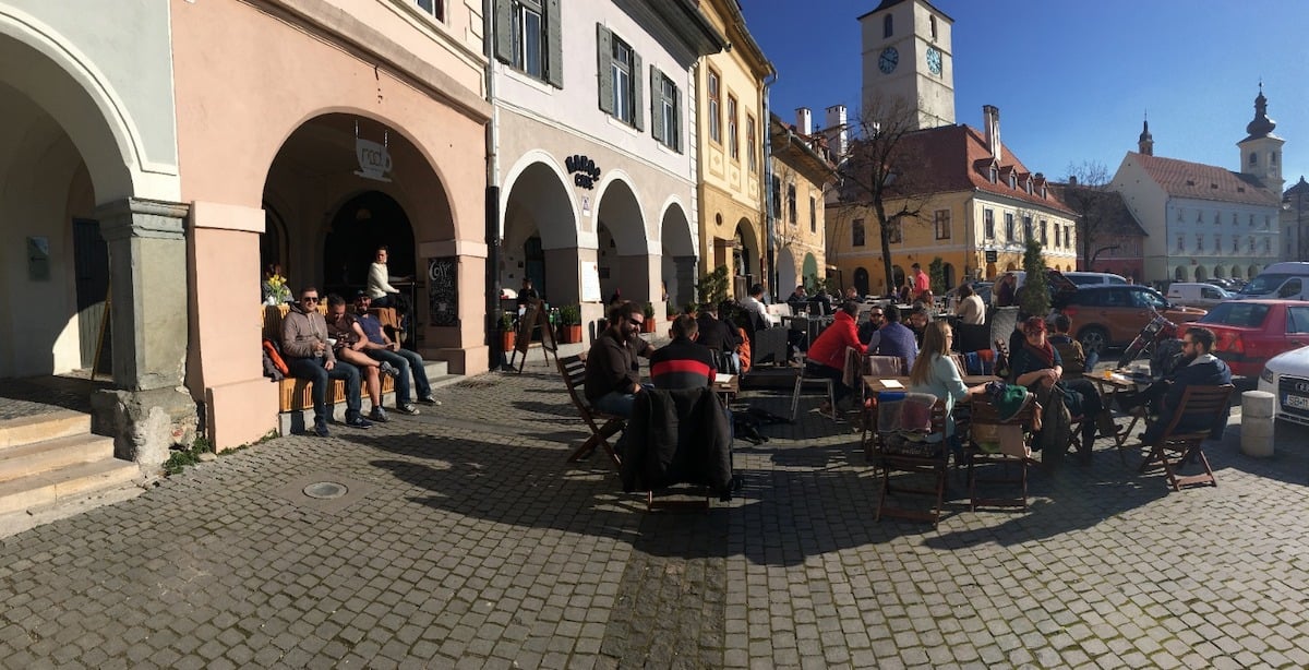 După mai bine de nouă ani, cafeneaua NOD din Piața Mică se închide. „Nu vă spunem adio pentru că am muncit prea mult la NOD, așa că rămânem alături de voi în Piața Aurarilor. Ne va fi dor de fiecare dintre voi”