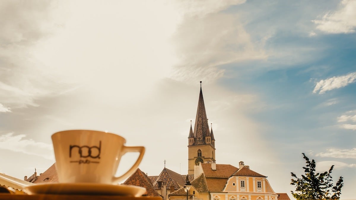 După mai bine de nouă ani, cafeneaua NOD din Piața Mică se închide. „Nu vă spunem adio pentru că am muncit prea mult la NOD, așa că rămânem alături de voi în Piața Aurarilor. Ne va fi dor de fiecare dintre voi”