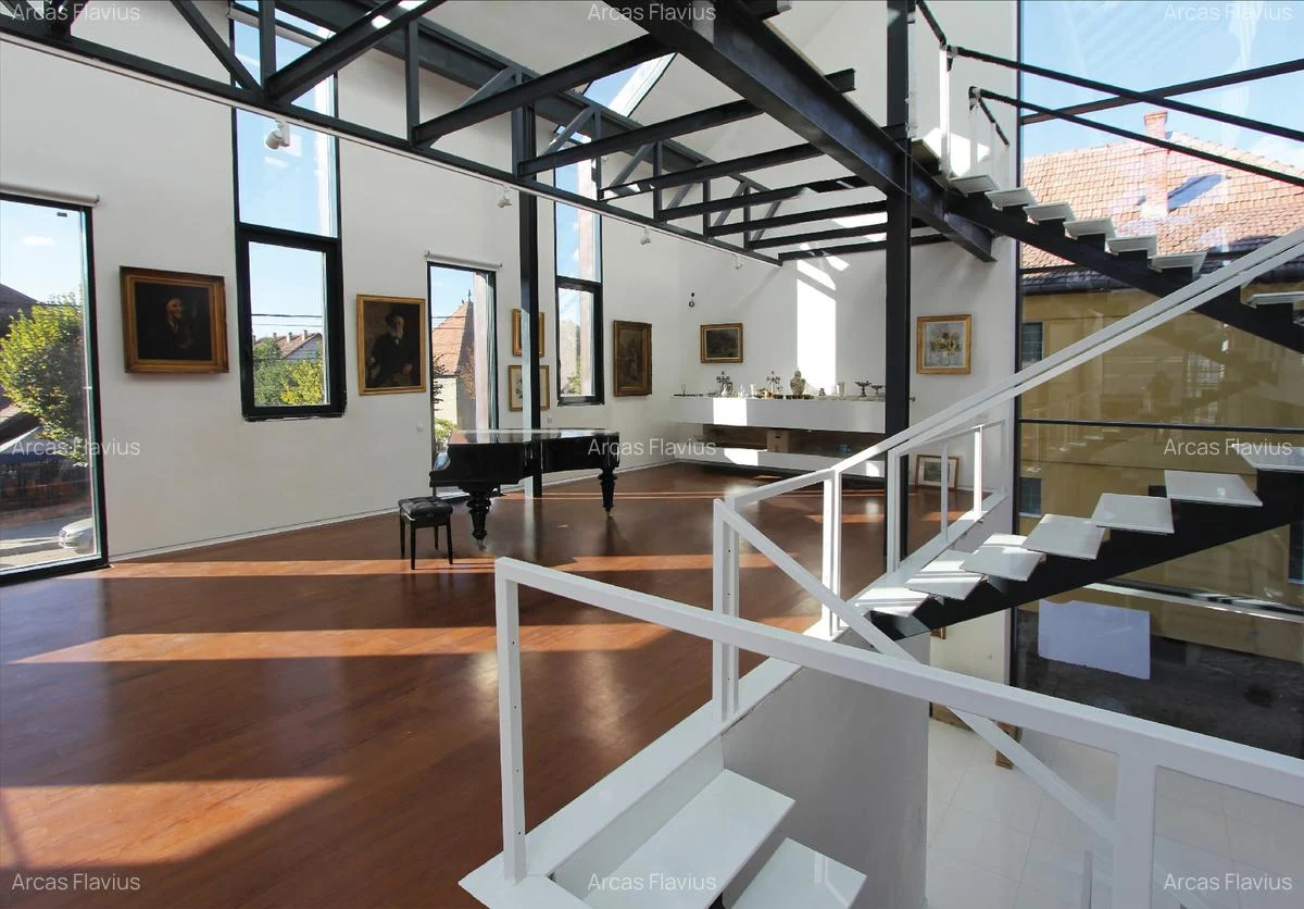 Se vinde ”casa de cupru”: 1,25 de milioane de euro. ”Scările metalice aflate parcă în imponderabilitate impun un parcurs muzeal de la un etaj la altul”