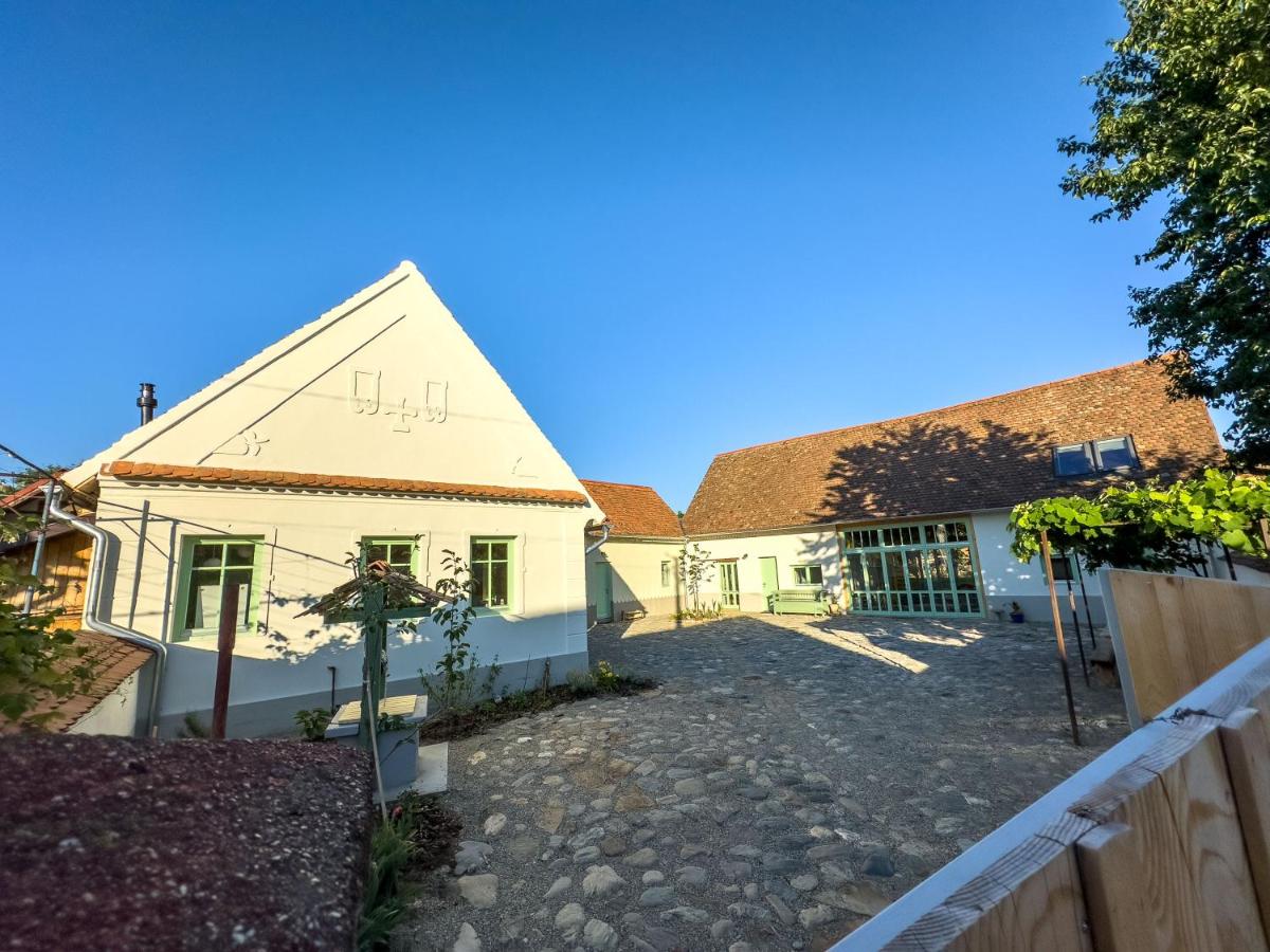 Peste 200 de euro pentru o noapte de cazare în casa lui Tudor Chirilă din Porumbacu de Sus. Cum arată casa de țară, transformată în unitate de cazare