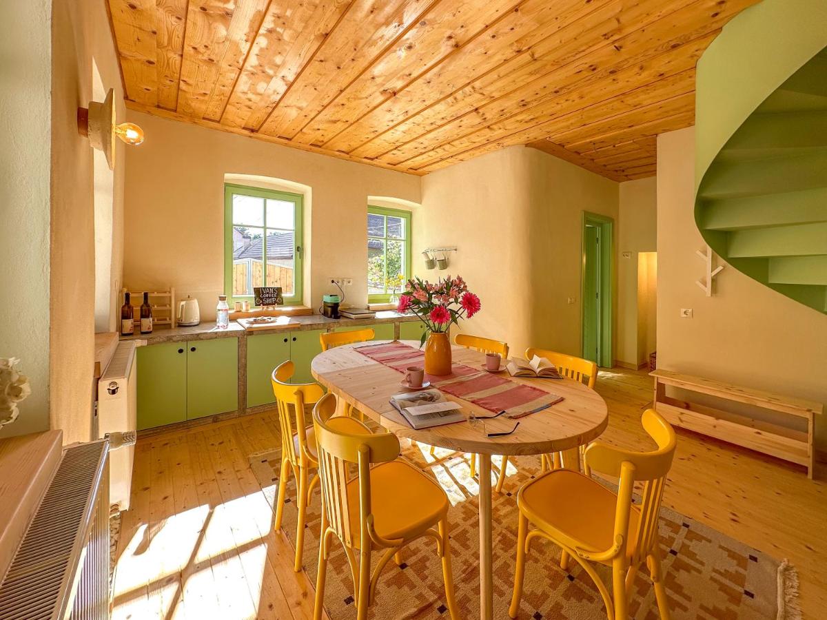 Peste 200 de euro pentru o noapte de cazare în casa lui Tudor Chirilă din Porumbacu de Sus. Cum arată casa de țară, transformată în unitate de cazare