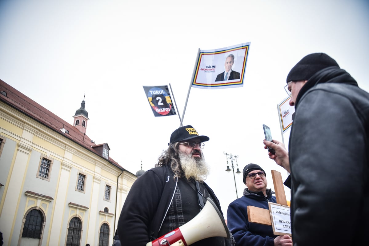 ”Iohannis a omorât democrația”. Protest cu coșciugul în fața primăriei Sibiu