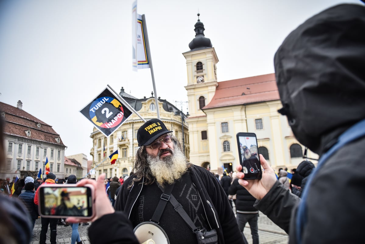 ”Iohannis a omorât democrația”. Protest cu coșciugul în fața primăriei Sibiu