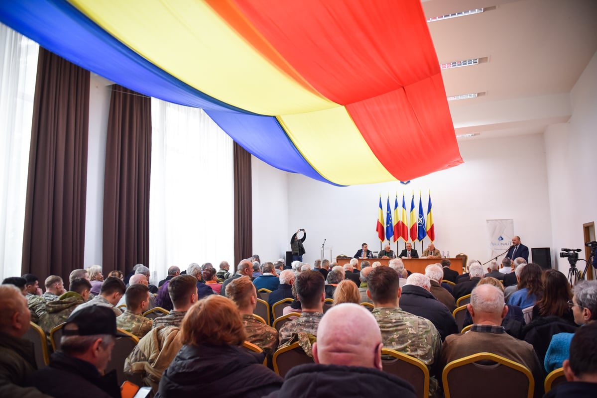 În jurul unei cărți: militarii, securiștii, milițienii și revoluționarii din Sibiu s-au întâlnit pentru prima dată în aceeași sală. „Cine a tras în noi?”.