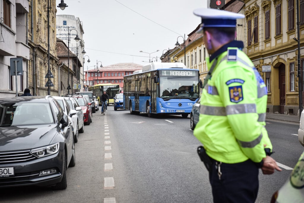 politist-politia-trafic-circulatie-saguna-autobun-tursib-1-vddm