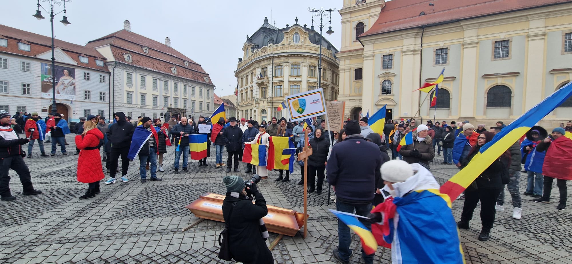 ”Iohannis a omorât democrația”. Protest cu coșciugul în fața primăriei Sibiu