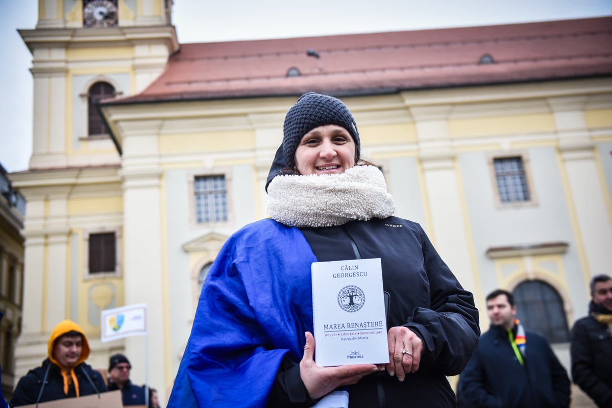 ”Iohannis a omorât democrația”. Protest cu coșciugul în fața primăriei Sibiu