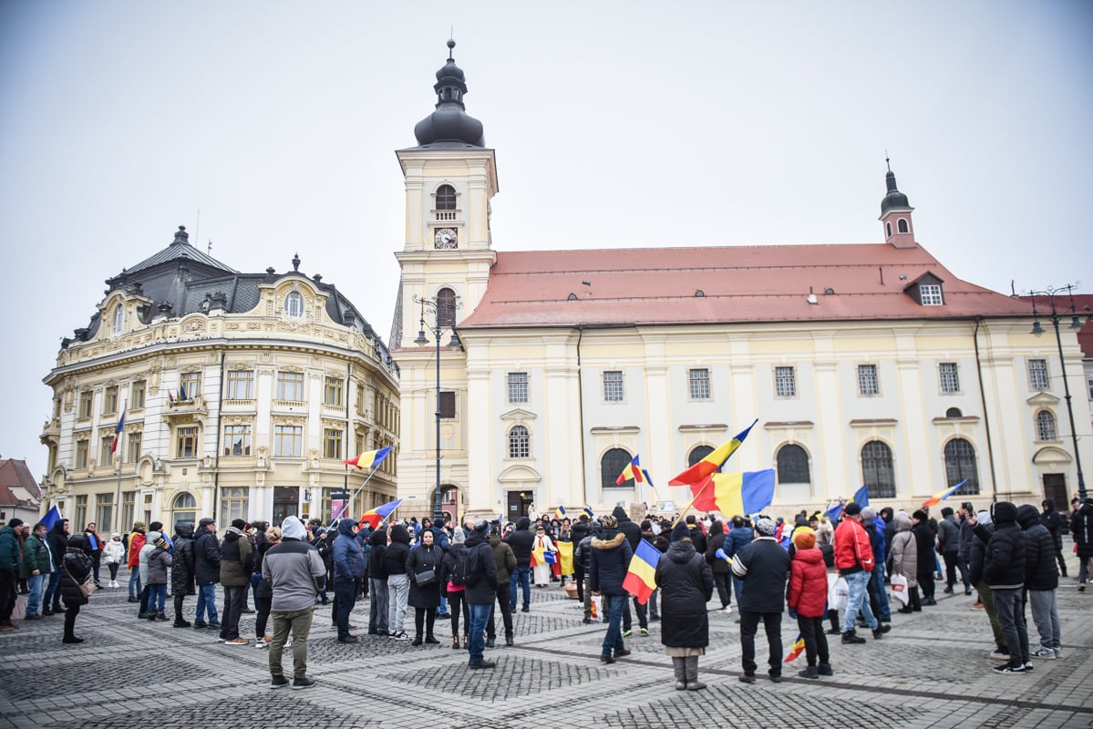 ”Iohannis a omorât democrația”. Protest cu coșciugul în fața primăriei Sibiu