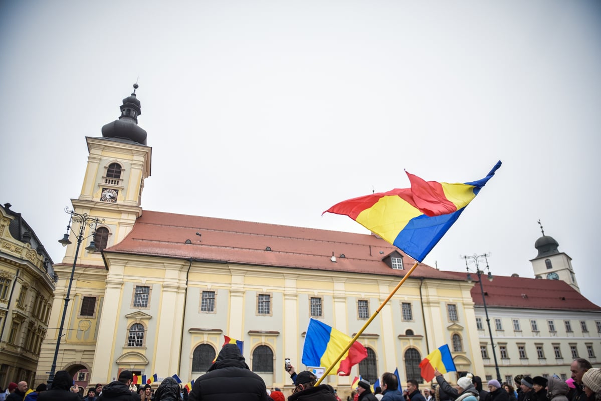 ”Iohannis a omorât democrația”. Protest cu coșciugul în fața primăriei Sibiu