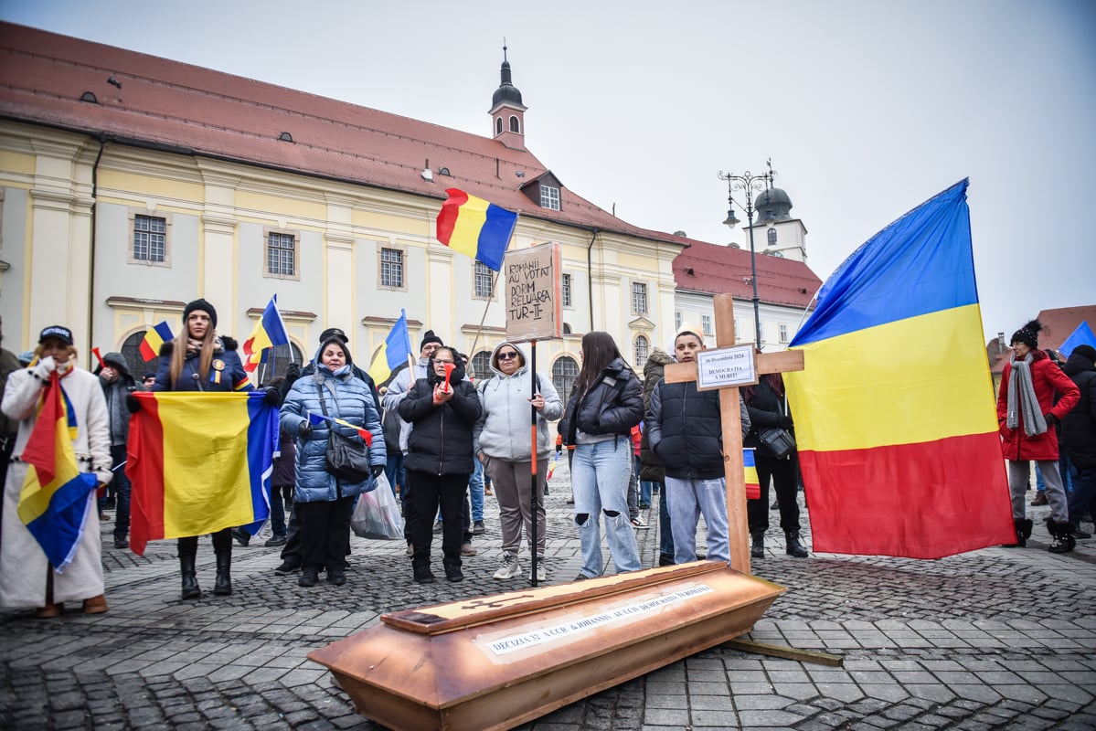 ”Iohannis a omorât democrația”. Protest cu coșciugul în fața primăriei Sibiu