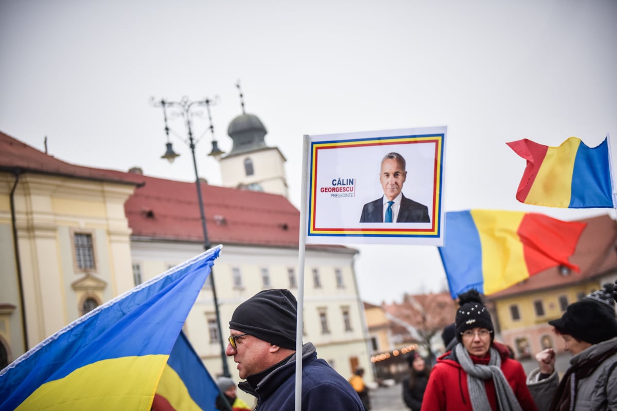 ”Iohannis a omorât democrația”. Protest cu coșciugul în fața primăriei Sibiu