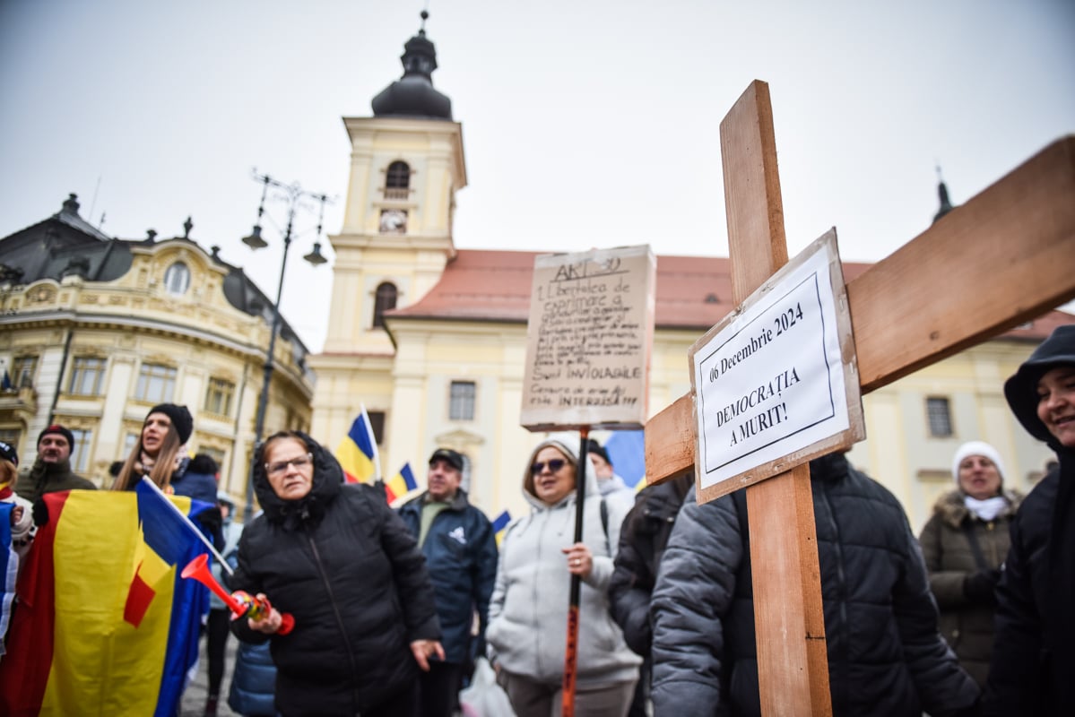 ”Iohannis a omorât democrația”. Protest cu coșciugul în fața primăriei Sibiu