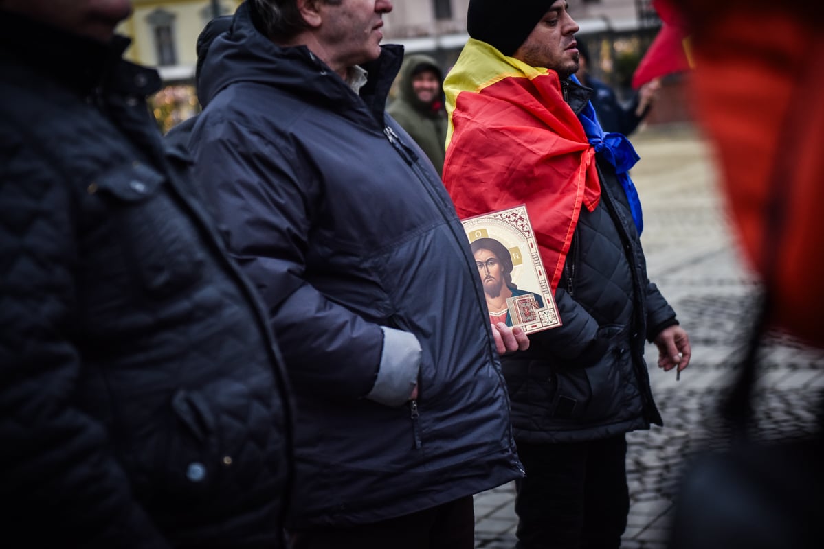 ”Iohannis a omorât democrația”. Protest cu coșciugul în fața primăriei Sibiu