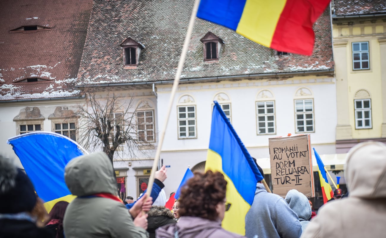 ”Iohannis a omorât democrația”. Protest cu coșciugul în fața primăriei Sibiu