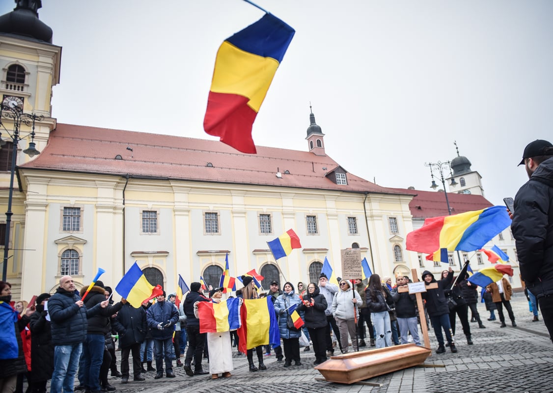 ”Iohannis a omorât democrația”. Protest cu coșciugul în fața primăriei Sibiu