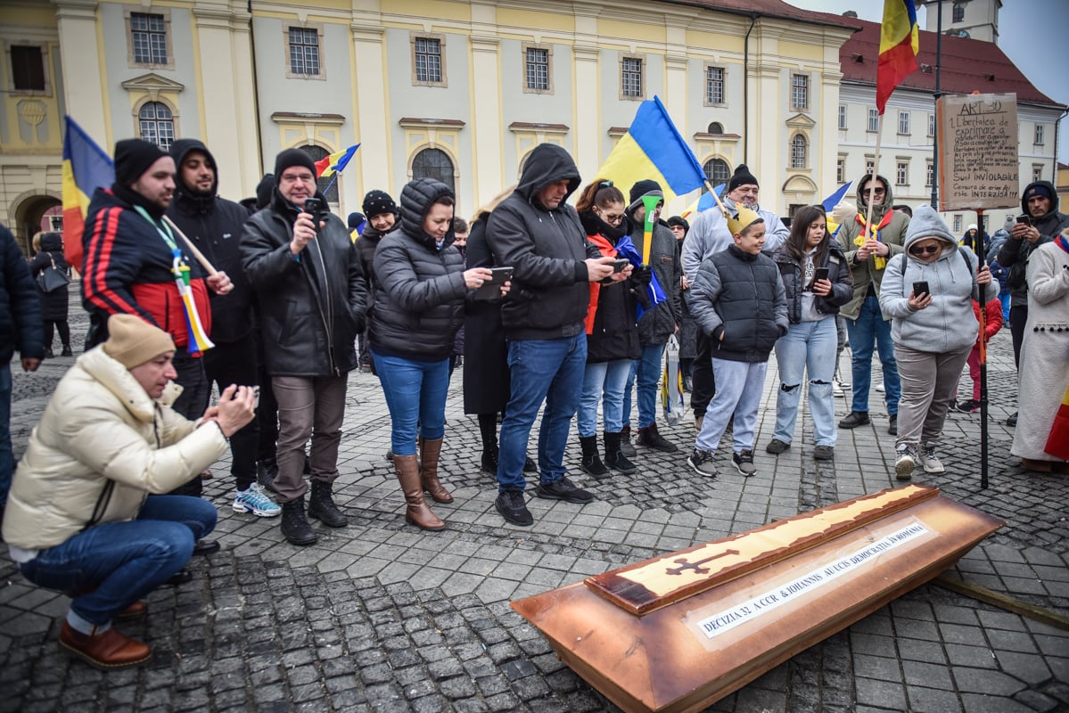 ”Iohannis a omorât democrația”. Protest cu coșciugul în fața primăriei Sibiu