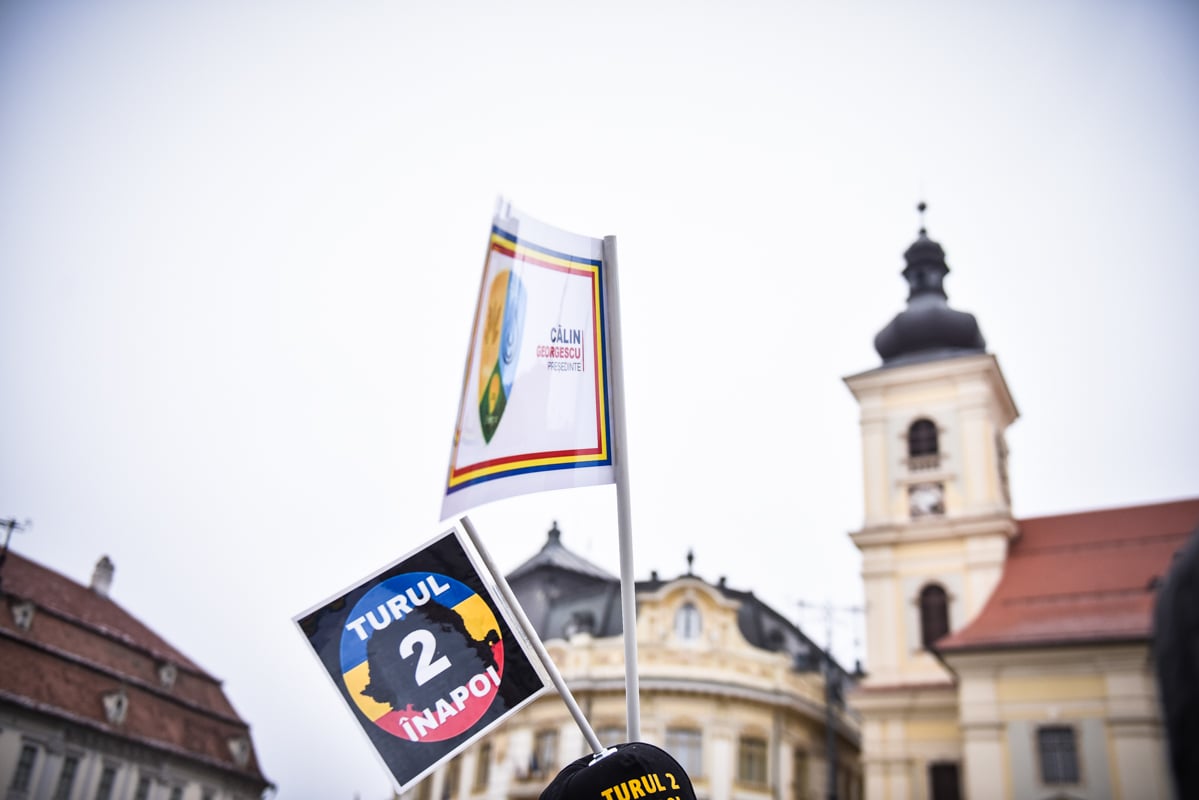 ”Iohannis a omorât democrația”. Protest cu coșciugul în fața primăriei Sibiu