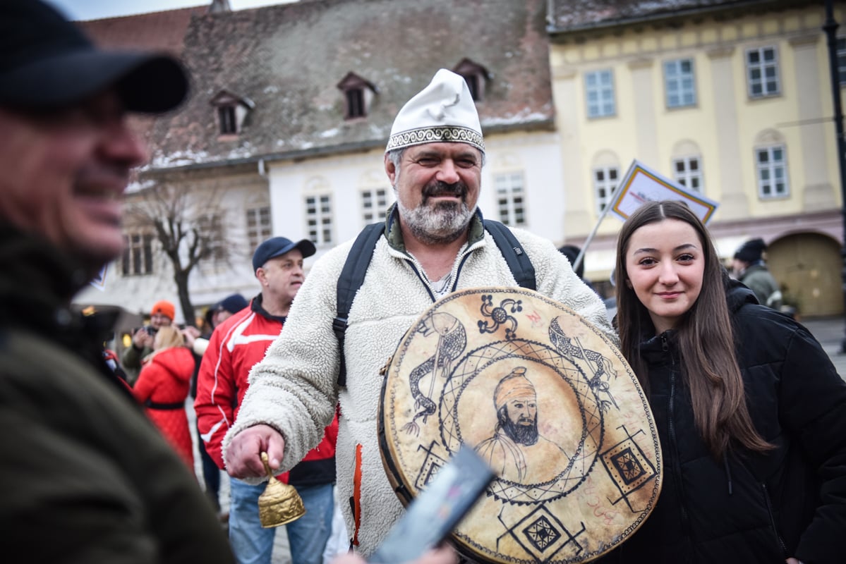 ”Iohannis a omorât democrația”. Protest cu coșciugul în fața primăriei Sibiu