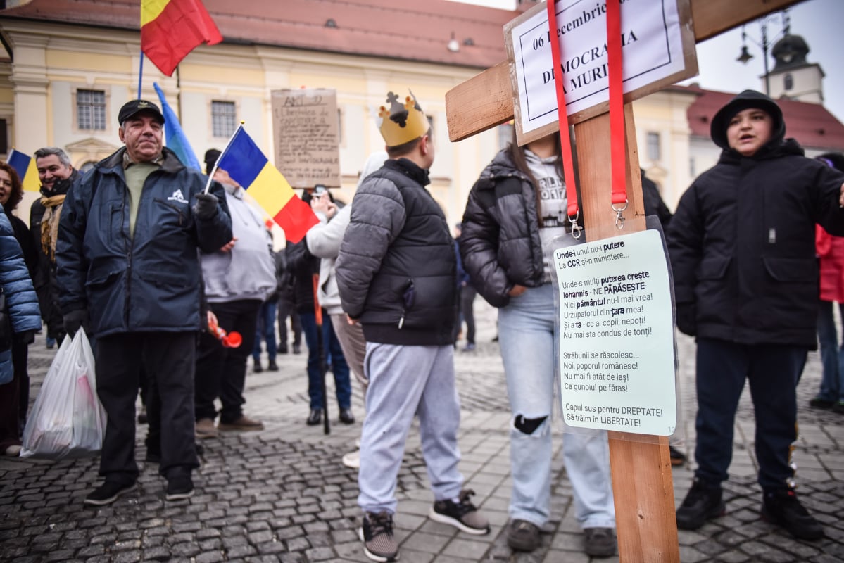 ”Iohannis a omorât democrația”. Protest cu coșciugul în fața primăriei Sibiu