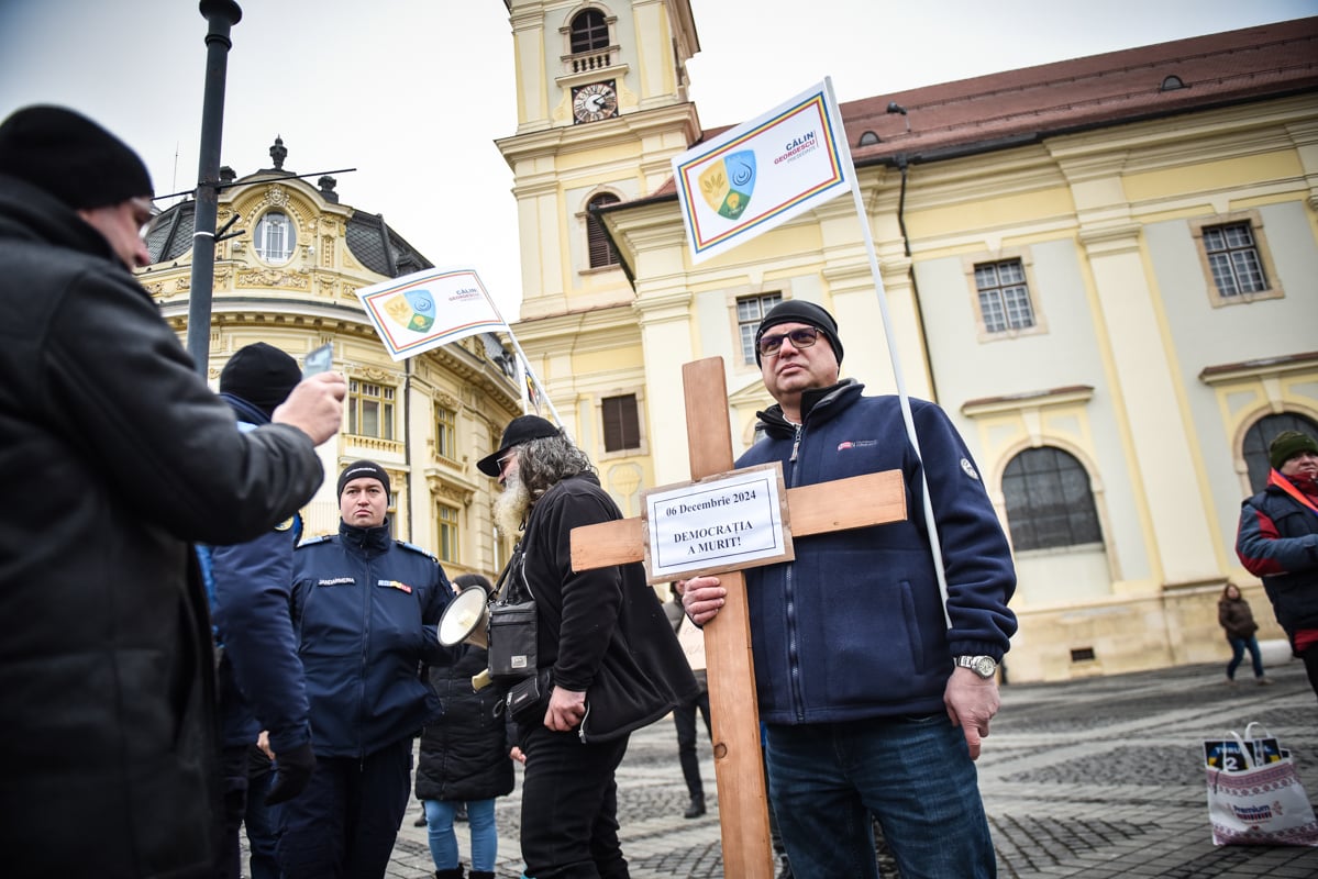 ”Iohannis a omorât democrația”. Protest cu coșciugul în fața primăriei Sibiu