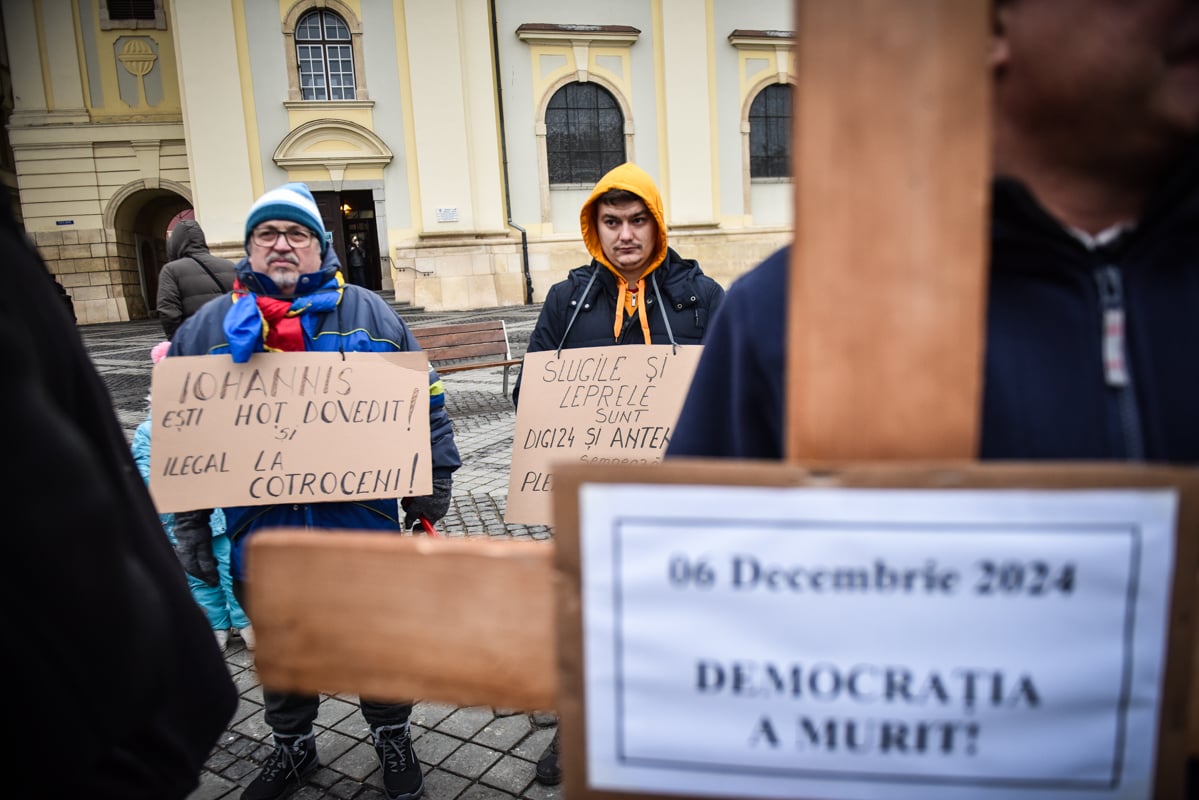 ”Iohannis a omorât democrația”. Protest cu coșciugul în fața primăriei Sibiu
