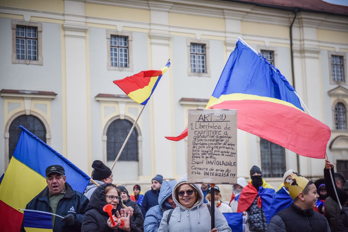 ”Iohannis a omorât democrația”. Protest cu coșciugul în fața primăriei Sibiu