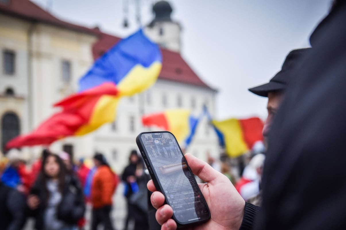 ”Iohannis a omorât democrația”. Protest cu coșciugul în fața primăriei Sibiu
