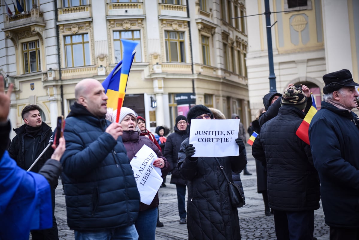”Iohannis a omorât democrația”. Protest cu coșciugul în fața primăriei Sibiu