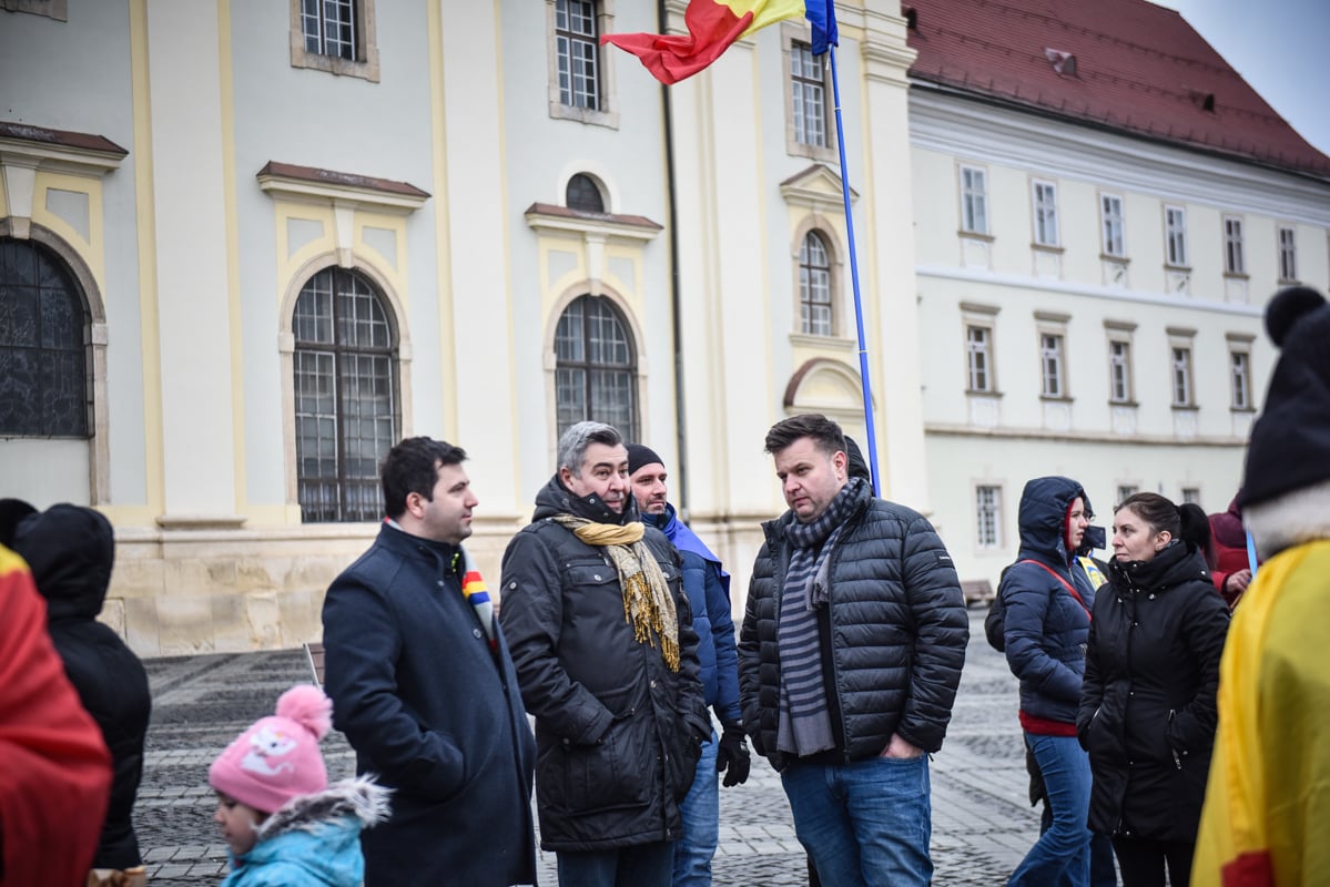 ”Iohannis a omorât democrația”. Protest cu coșciugul în fața primăriei Sibiu