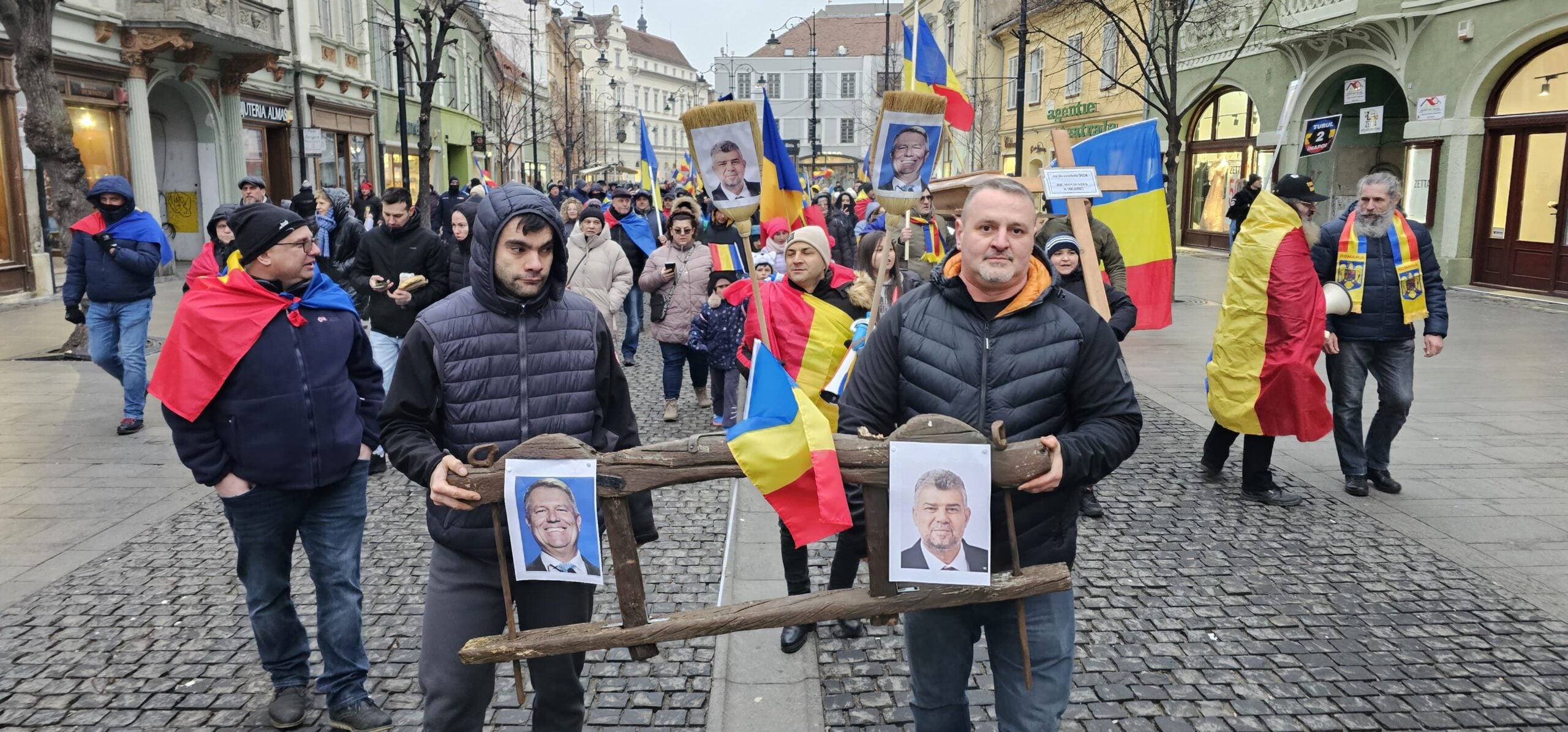 ”Iohannis a omorât democrația”. Protest cu coșciugul în fața primăriei Sibiu