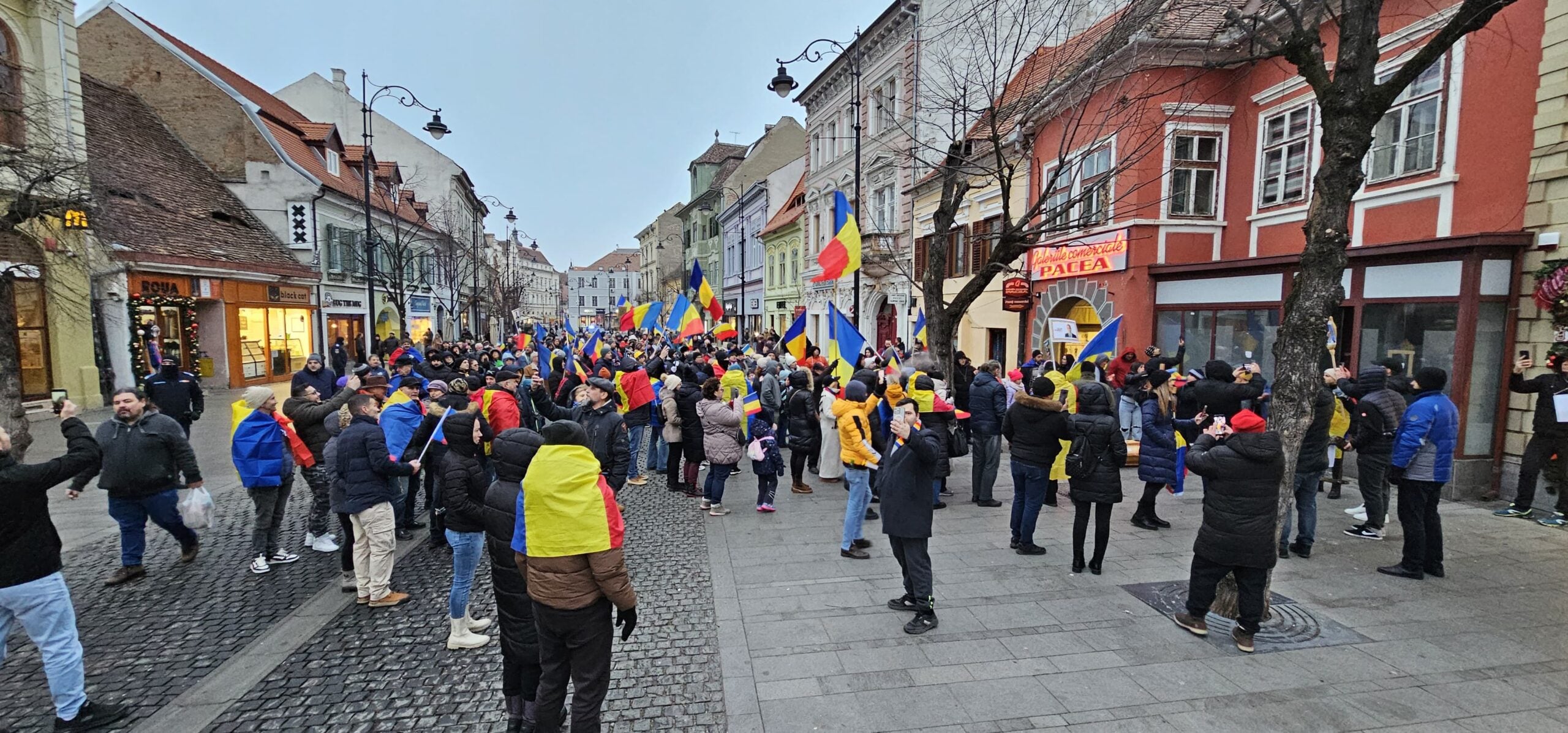 ”Iohannis a omorât democrația”. Protest cu coșciugul în fața primăriei Sibiu