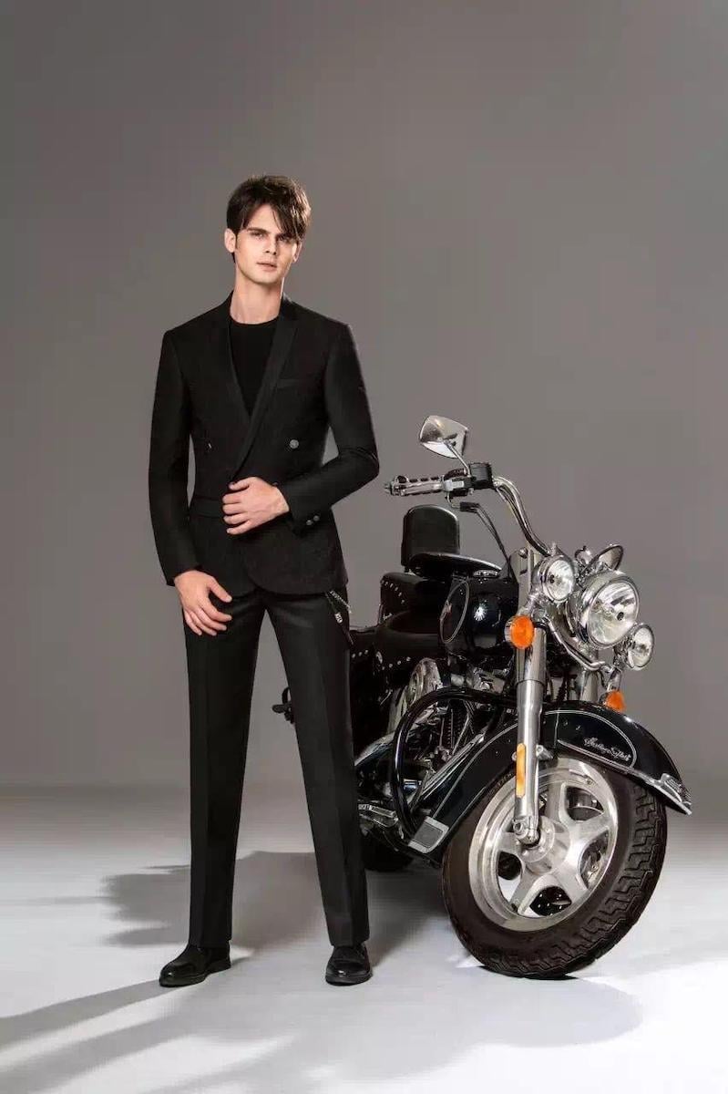 După ce a lucrat ca model pentru brand-uri precum Burberry și Giorgio Armani, un sibian a devenit celebru în China: Când am plecat, nu voiam să mă întorc acasă cu coada între picioare, voiam să reușesc