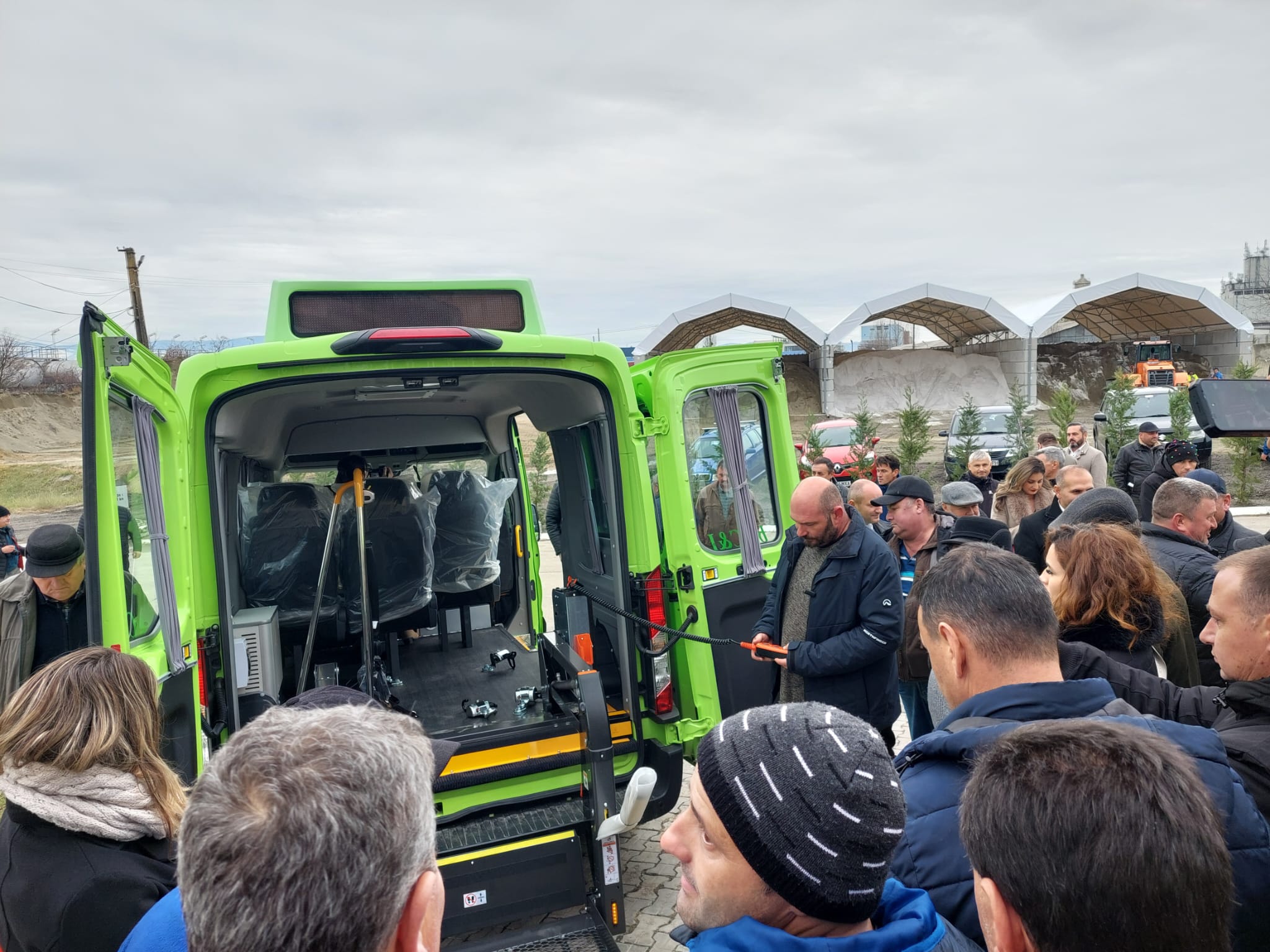 Proiect de aproximativ 13,77 milioane de lei. Consiliul Județean Sibiu a lansat licitația pentru achiziția a 15 microbuze electrice școlare cu 16 + 1 locuri