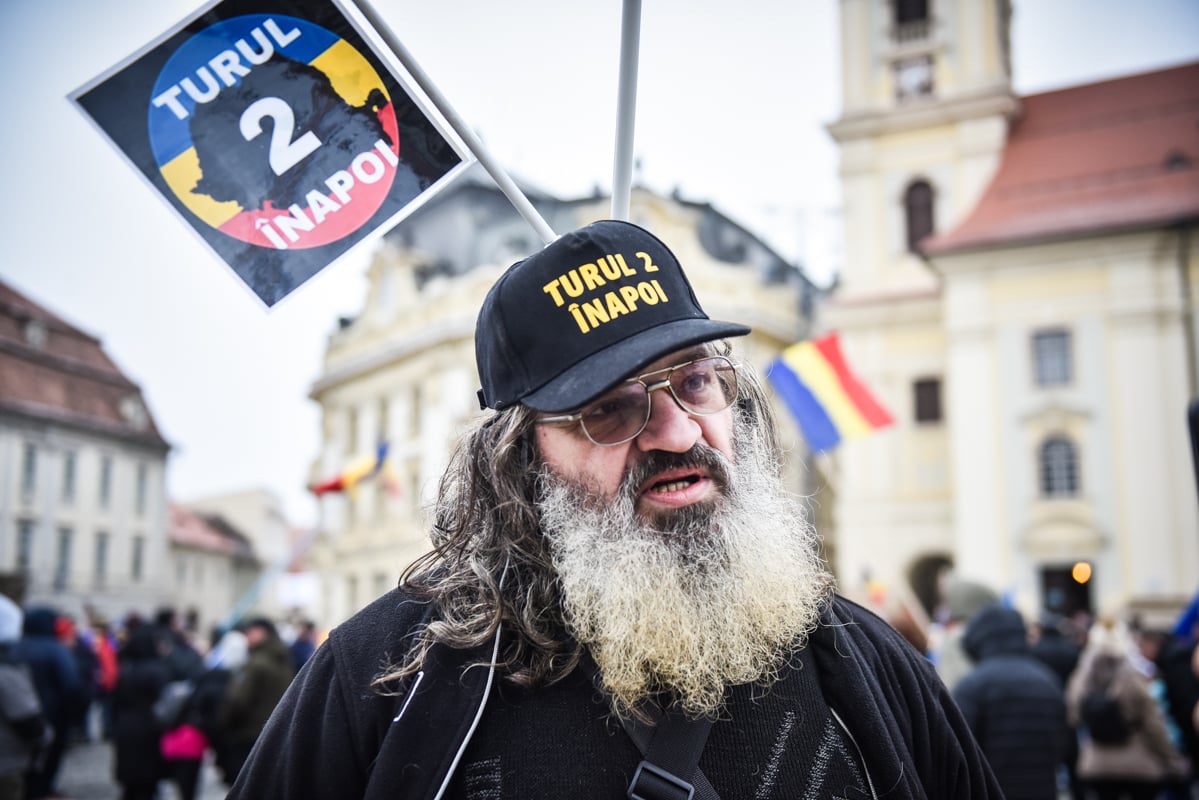 Organizatorul protestului cu cosciug din Piața Mare anunță o nouă manifestare. Cheamă dascălii în stradă, împotriva ministrului Educației