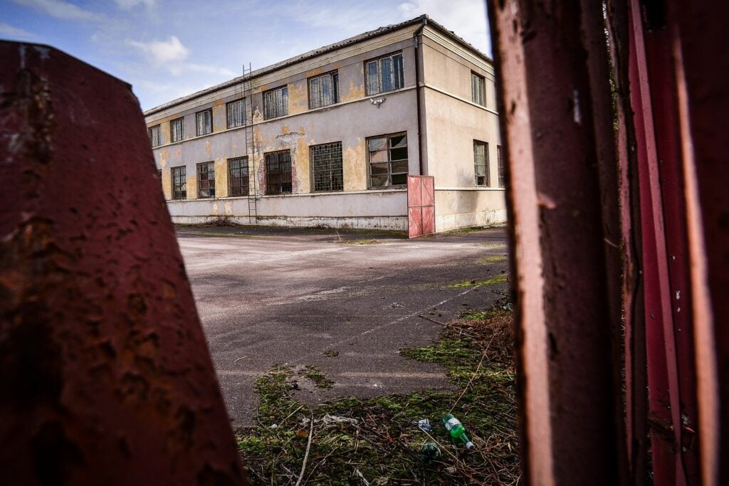 Clădirile Liceului CFR au fost abandonate din 2010, în urma unui proces de retrocedare, pierdut mai apoi. Foto: arhiva turnulsfatului.ro