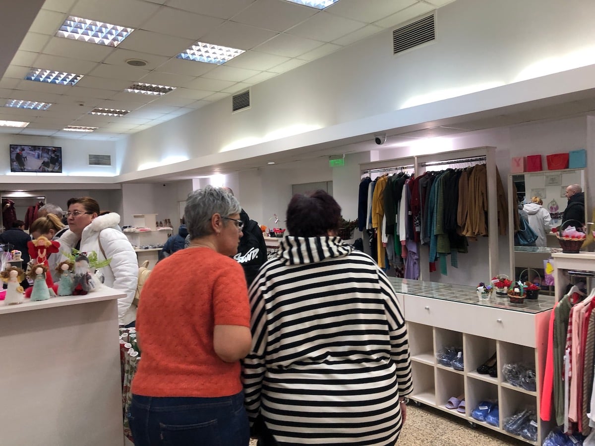 „Mergem să le ducem la mașină și mai venim o dată”. Pantofi cu 7,5 lei, bluză cu 5 lei și geacă cu 22 de lei la magazinul ANAF din Sibiu