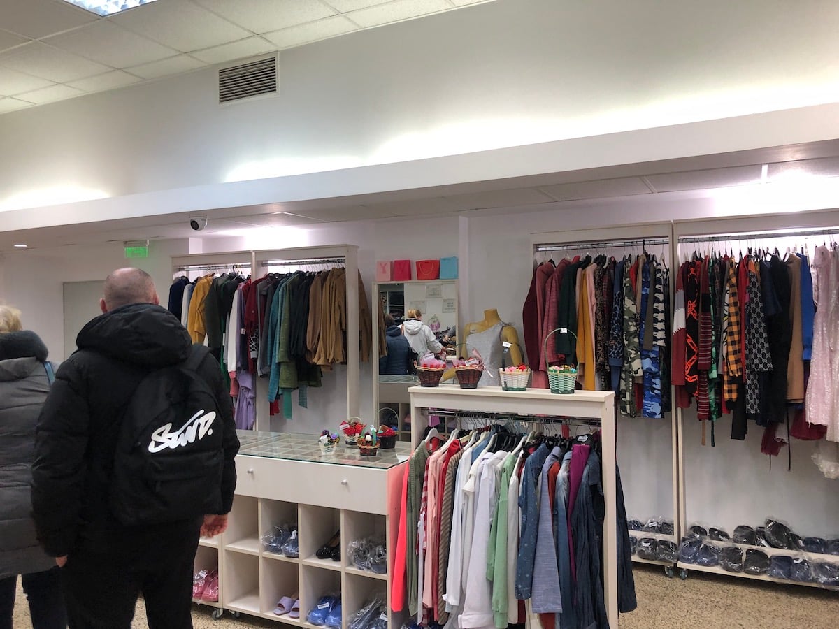 „Mergem să le ducem la mașină și mai venim o dată”. Pantofi cu 7,5 lei, bluză cu 5 lei și geacă cu 22 de lei la magazinul ANAF din Sibiu