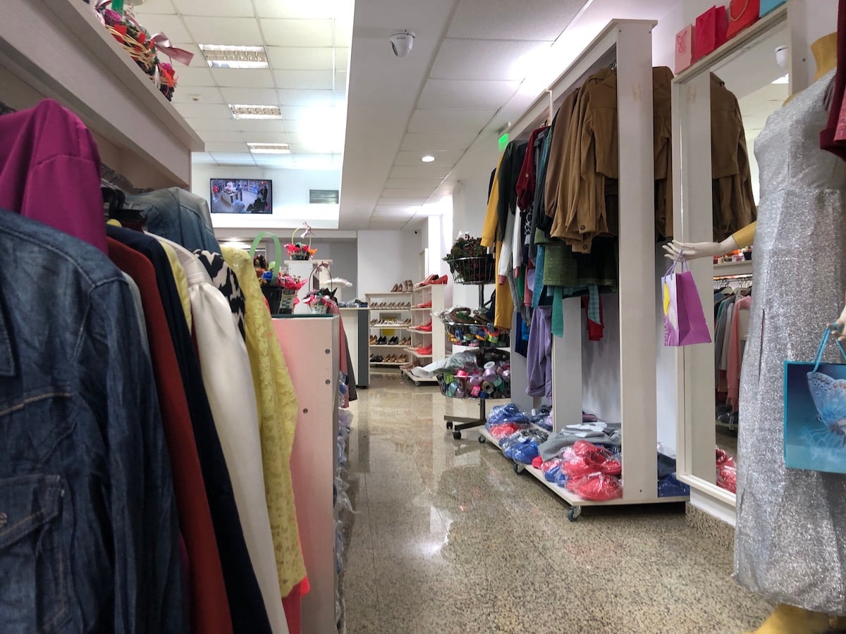 „Mergem să le ducem la mașină și mai venim o dată”. Pantofi cu 7,5 lei, bluză cu 5 lei și geacă cu 22 de lei la magazinul ANAF din Sibiu