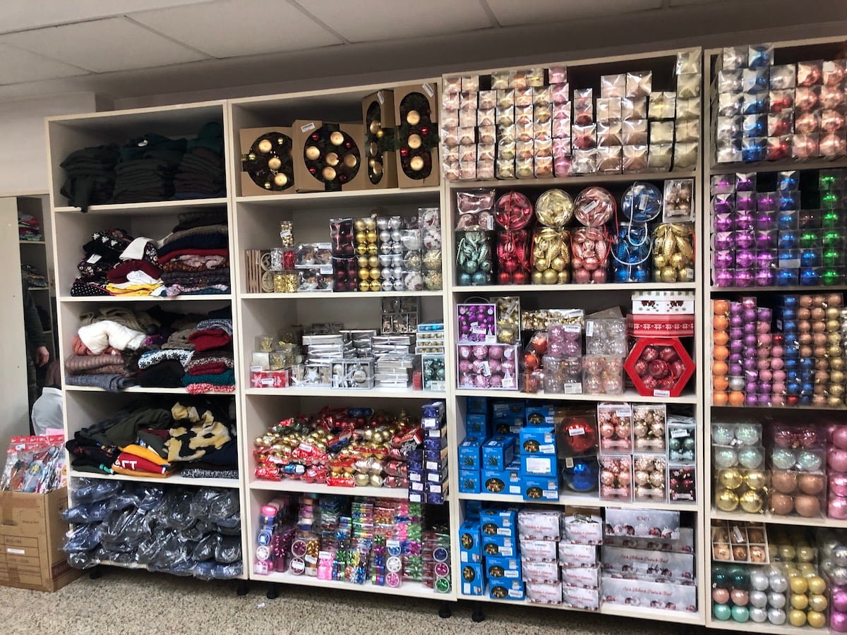 „Mergem să le ducem la mașină și mai venim o dată”. Pantofi cu 7,5 lei, bluză cu 5 lei și geacă cu 22 de lei la magazinul ANAF din Sibiu