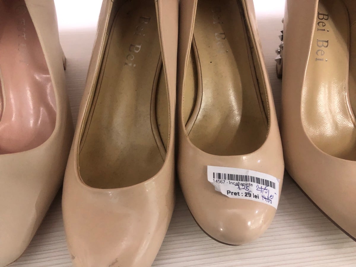 „Mergem să le ducem la mașină și mai venim o dată”. Pantofi cu 7,5 lei, bluză cu 5 lei și geacă cu 22 de lei la magazinul ANAF din Sibiu