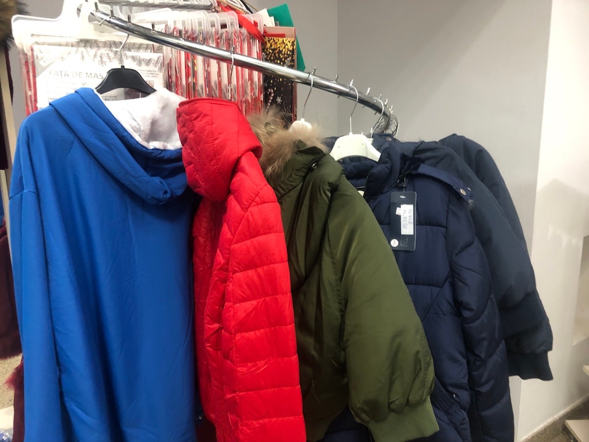 „Mergem să le ducem la mașină și mai venim o dată”. Pantofi cu 7,5 lei, bluză cu 5 lei și geacă cu 22 de lei la magazinul ANAF din Sibiu