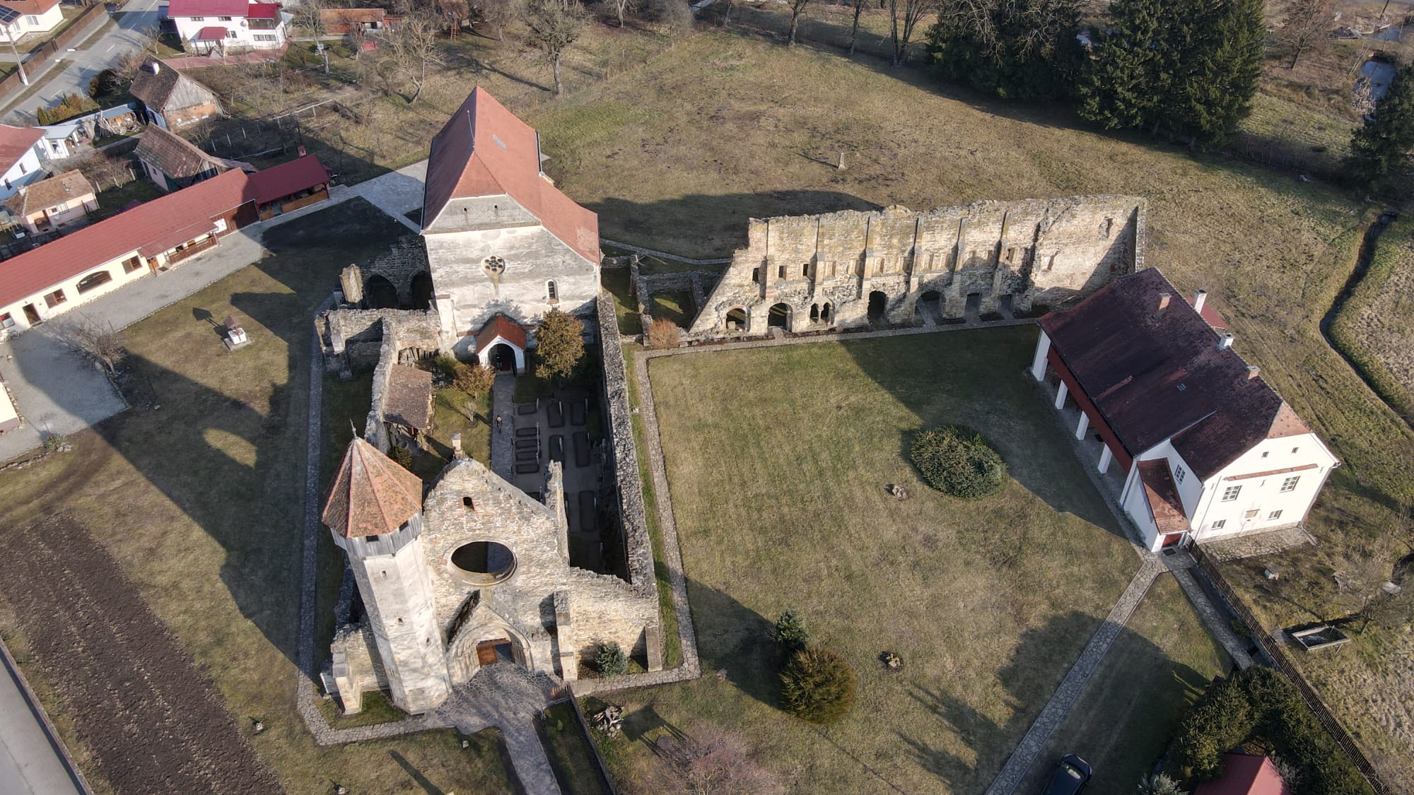 Cârța: O călătorie în timp printre ruine cisterciene și povești săsești. Ca bonus, vizităm o pensiune cu o veche moară de piatră