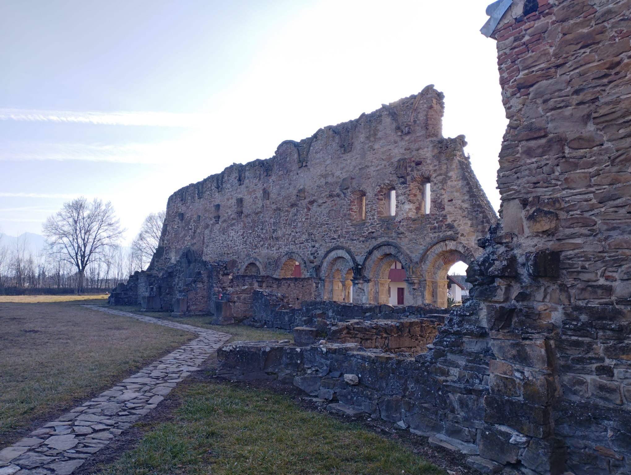 Cârța: O călătorie în timp printre ruine cisterciene și povești săsești. Ca bonus, vizităm o pensiune cu o veche moară de piatră