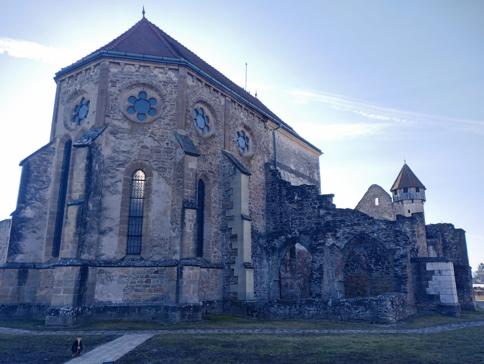 Cârța: O călătorie în timp printre ruine cisterciene și povești săsești. Ca bonus, vizităm o pensiune cu o veche moară de piatră