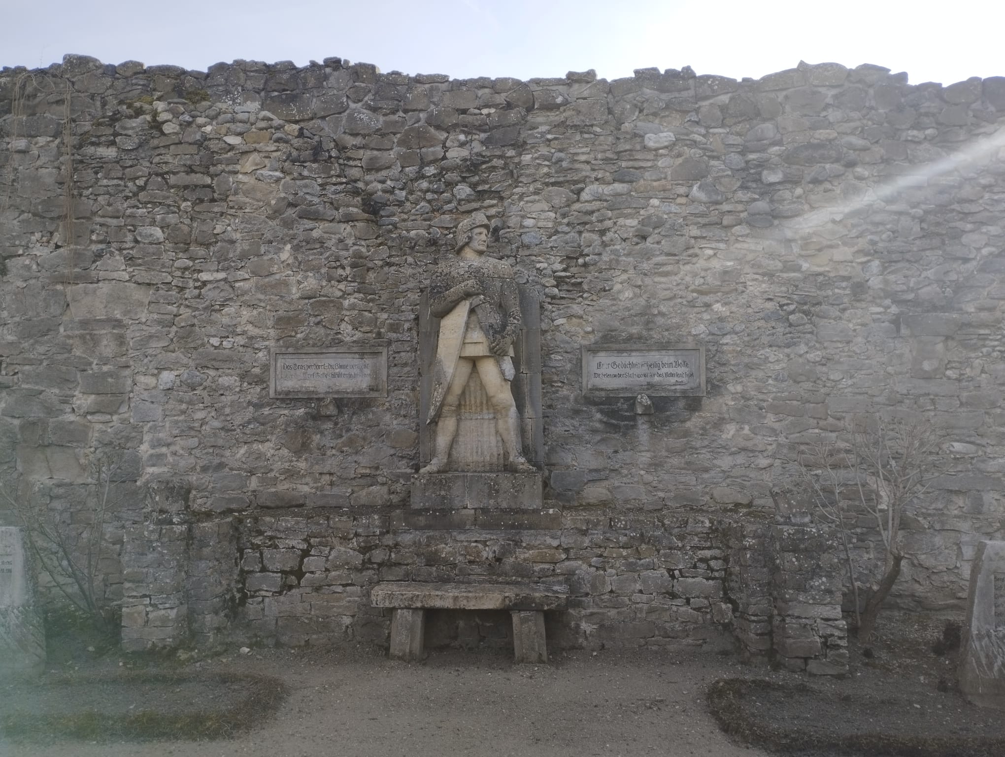 Cârța: O călătorie în timp printre ruine cisterciene și povești săsești. Ca bonus, vizităm o pensiune cu o veche moară de piatră