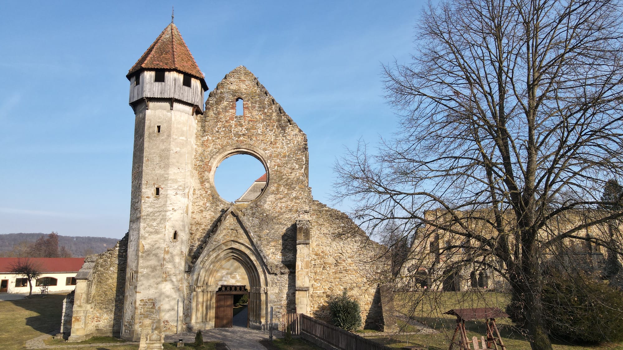 Cârța: O călătorie în timp printre ruine cisterciene și povești săsești. Ca bonus, vizităm o pensiune cu o veche moară de piatră
