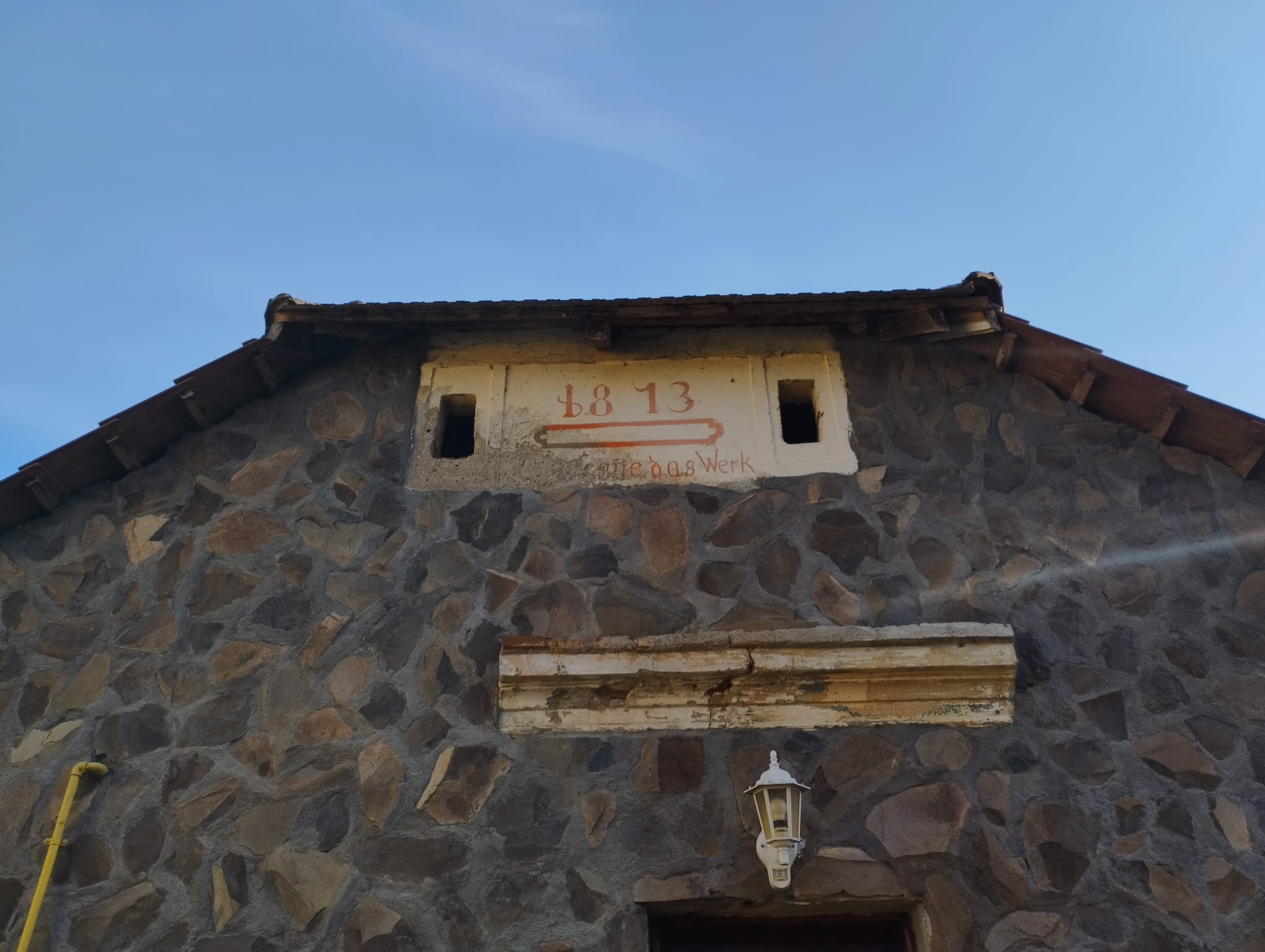 Cârța: O călătorie în timp printre ruine cisterciene și povești săsești. Ca bonus, vizităm o pensiune cu o veche moară de piatră